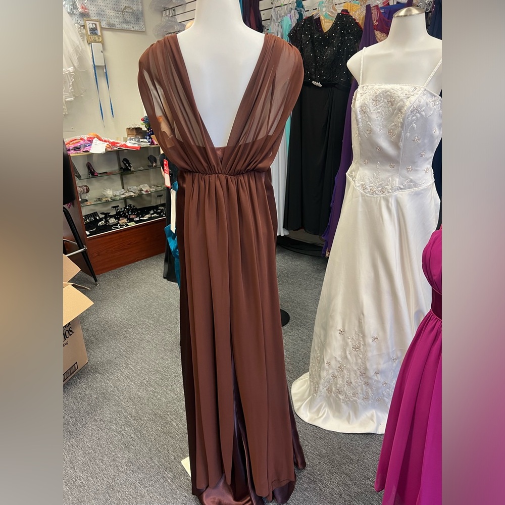 Beautiful Gown - Picture 3 of 9